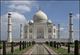 Ce monument, situé en Inde, fut construit par un empereur pour son épouse. C'est :