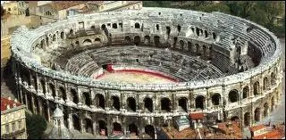 Je suis un monument gallo-romain du Sud de la France. Je suis :