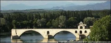 Sur ce pont, on y danse tous en rond. C'est :