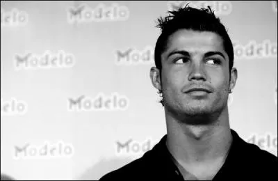 A quel ge intgre-t-il le centre de formation du Sporting Portugal ?