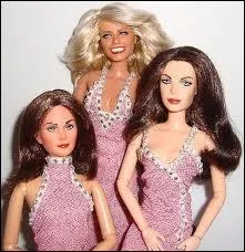 Qui reprsentent ces poupes en robes lames roses ?