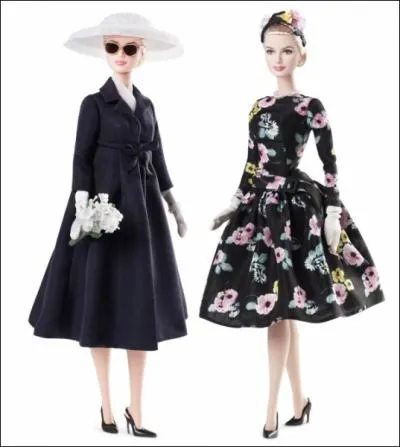 Cette Barbie porte deux tenues trs lgantes dont l'une, la robe fleurie, est trs reconnaissable. Qui est-ce ?