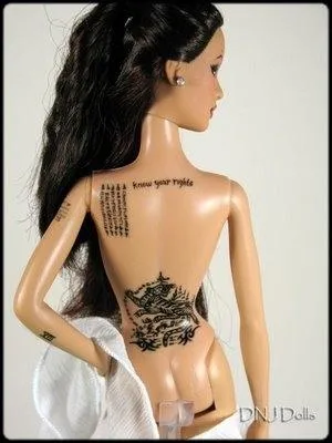 Eh bien sr, cette amusante Barbie qu'on pourrait dire toute estampille est ?