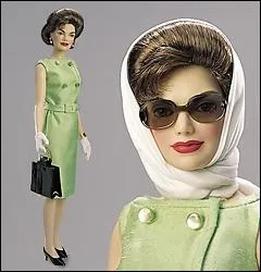 Cette autre lgante, avec foulard nou et lunettes de soleil, c'est ?