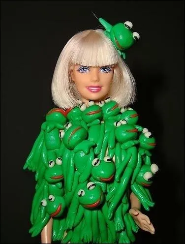 Reconnaissable  son manteau Kermit, cette Barbie non officielle a t cre par l'artiste Veik11 pour rendre hommage  la chanteuse qui a port ce vtement amusant... ?