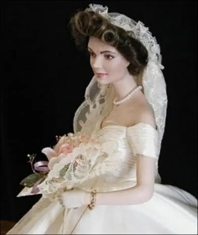 Cette autre poupe en marie reprsente une personnalit devenue mythique, qui a pous un jeune Snateur. Reconnatrez-vous la robe et celle-ci ?