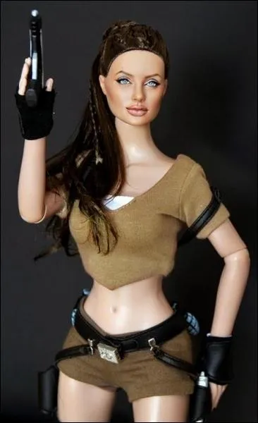 La poupe Lara Croft, hrone aventurire de jeux vidos, reprsente bien sr l'actrice... ?