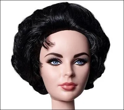 Quelle star est cette Barbie  la chevelure courte et noir corbeau ?