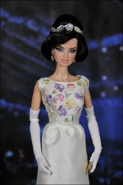 Portant une copie de la vritable robe de crmonie de la personnalit reprsente, voici la Barbie ?