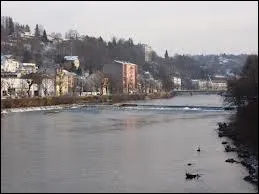 Sur cette image, quelle ville Vosgienne est traverse par la Moselle ?