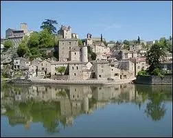 Le fleuve Lot conflue avec le fleuve Garonne dans le dpartement ...