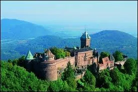 Le chteau du Haut-Koenigsbourg. Chteau mdival restaur et bnficiant d'une trs forte frquentation touristique.