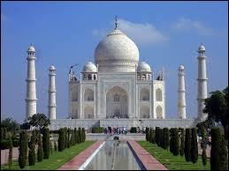 Le Taj Mahal. Mausolée de marbre blanc construit par un empereur moghol en mémoire de sa défunte et adorée épouse.