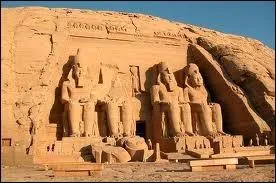 Le grand temple d'Abou Simbel et sa faade compose de quatre statues colossales de Ramss II.