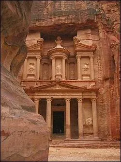 Le Khazneh. Le plus clbre des monuments de Ptra, cit taille dans la roche et ancienne capitale des Nabatens.