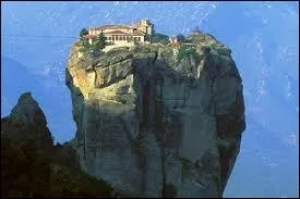 Les monastres des Mtores. Monastres chrtiens orthodoxes perchs au sommet d'impressionnantes masses rocheuses.