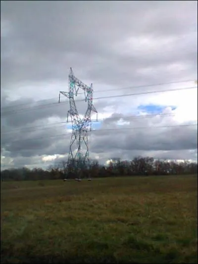 Quel est le surnom de ces grands pylônes que l'on voit traverser nos paysages ?