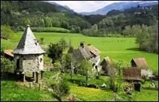 Ce pigeonnier hexagonal, un peu  l'cart des btiments agricoles, est construit sur pilotis. Quelle en est la raison ?