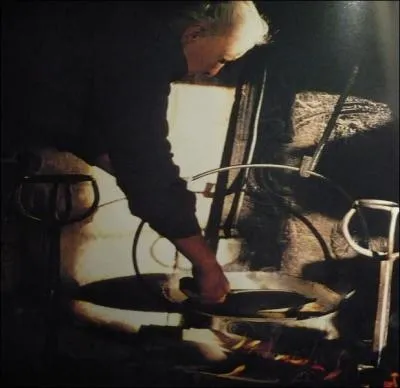 Cette grosse crpe se prpare avec de la farine de froment, de bl noir et quelquefois avec des pommes de terre. Ne faire dorer que d'un ct,  la pole huile ou beurre.