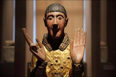 Observez ce buste-reliquaire de Saint-Csaire, en bois, argent et cuivre repouss et dor, filigranes, cabochons de verre, saphirs, amthystes. Il se trouve  Maurs, dpartement :