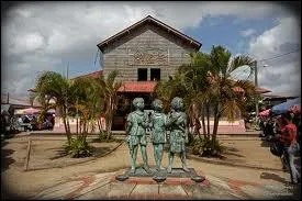 La population de Saint-Laurent-du-Maroni porte le nom de ...