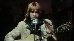  Le type a surgi sur l'boul'vard avec sa grosse moto super chouette...  