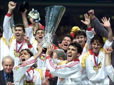 J'ai remport la coupe de l'UEFA en 2000 ainsi que la Supercoupe d'Europe la mme anne. Je partage le record de titres en Turquie avec un autre grand club d'Istanbul. Je suis ...