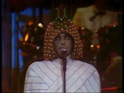 Iolanda Cristina Gigliotti chante avec son accent italien et ravit Pascal Sevran qui lui a �crit son plus grand succ�s, li� � un �v�nement malheureux de sa vie et son amour de 18 ans :