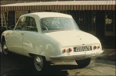 Le vhicule ci-contre, avec sont petit air de DS, est une 2CV produite en1959 en Angleterre. elle est nomme :