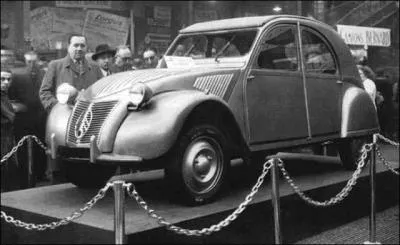 Premire sortie officielle pour la 2CV au salon de l'auto 1948. Sous son capot se trouve :