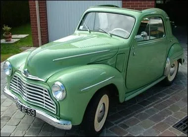 Dans la liste ci-dessous, quelle auto n'tait pas au catalogue de la concurrence  la sortie de la 2CV ?