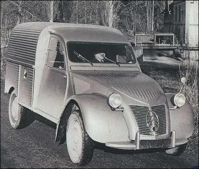 Citren lance un utilitaire, l'  AU sur la base de sa 2CV A, dot d'entres du 425 cm2. C'est un succs. En quelle anne ?