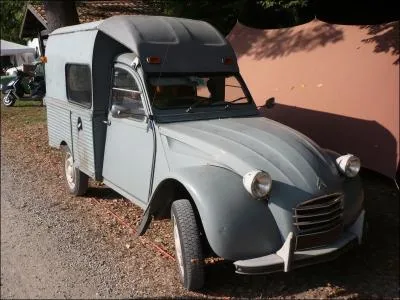 Si un grand nombre d'amnagements sont proposs chez des accessoiristes indpendants, la premire option usine sur une 2CV est pour l'  AU c'est :