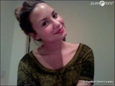 Qui est cette jolie brune ?