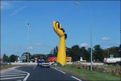 Quelle ville fut longtemps le bastion des rois de France en Poitou ?