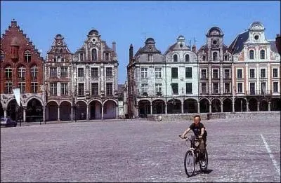 Arrtons-nous maintenant  Arras, capitale administrative et universitaire du dpartement du Pas-de-Calais. Vous pourrez visiter sa grand-place, son beffroi, son abbaye et la maison du rvolutionnaire