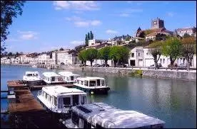 Dans quel département la Charente prend-elle sa source ?