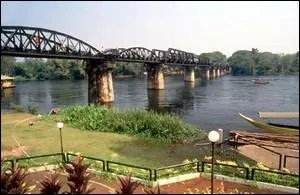 Ce pont birman est le titre d'un film amricain sorti en 1957 et se droulant pendant la Seconde Guerre mondiale. Vous aurez reconnu :