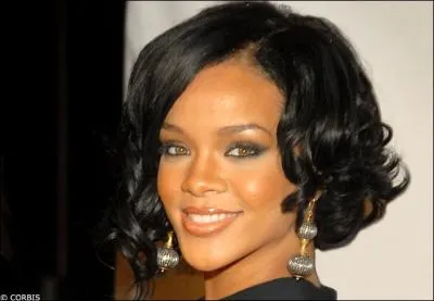 Regardez la photo et rpondez  la question suivante : Rihanna a-t-elle l'air souriante et heureuse ?