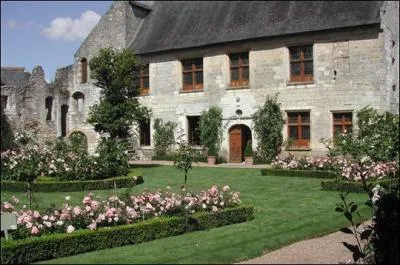  Quand vous serez bien vieille, au soir,  la chandelle, Assise auprs du feu, dvidant et filant, Direz, chantant mes vers, en vous merveillant : ...  .