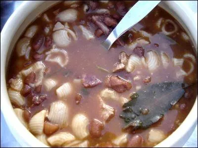 De quel pays est la soupe concocte  Almeirim ? On y met une pierre que l'on ajoute aux : haricots secs, rouges, ptes  soupe, 1 oreille de porc, morcela, chorizo, lard, pommes de terre, chou.