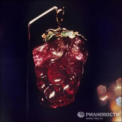 Ce magnifique bijou en forme de grappe a t offert par le roi Gustave III de Sude  l'impratrice Catherine II. Dans quelle pierre fine est-il taill, faonn, poli ?