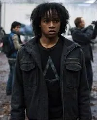 Il a galement t implant par les aliens. Son pre fait partie de la seconde division. Comment s'appelle-t-il ?