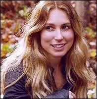 Elle rejoint la seconde division en mme temps que Pope. Elle s'intgre plus rapidement que lui et parvient  se faire apprcier. Quel est son nom ?