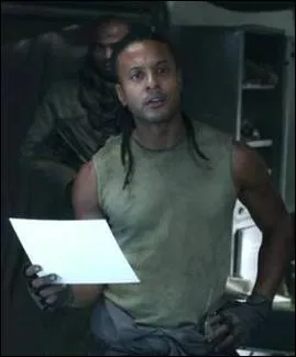 Il prend plus d'importance au cours de la saison 2. C'est un soldat. Il devient le petit ami de Lourdes. Qui est-ce ?