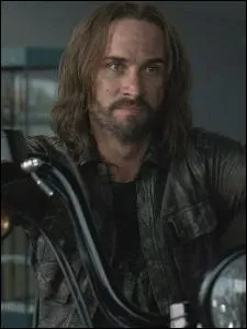 A leur premire rencontre, il capture Tom et plusieurs autres soldats. On ne peut pas se fier  lui. Qui est-il ?