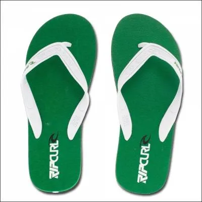 Tient entre deux orteils.