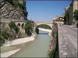 L'Ouvze, responsable de importantes inondations de Vaison-la-Romaine, est un affluent . .