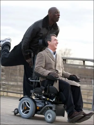 Un film o un handicap s'amuse comme un fou avec son ami.