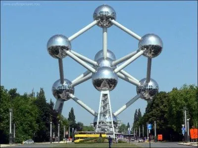L'Atomium peut se visiter  :
